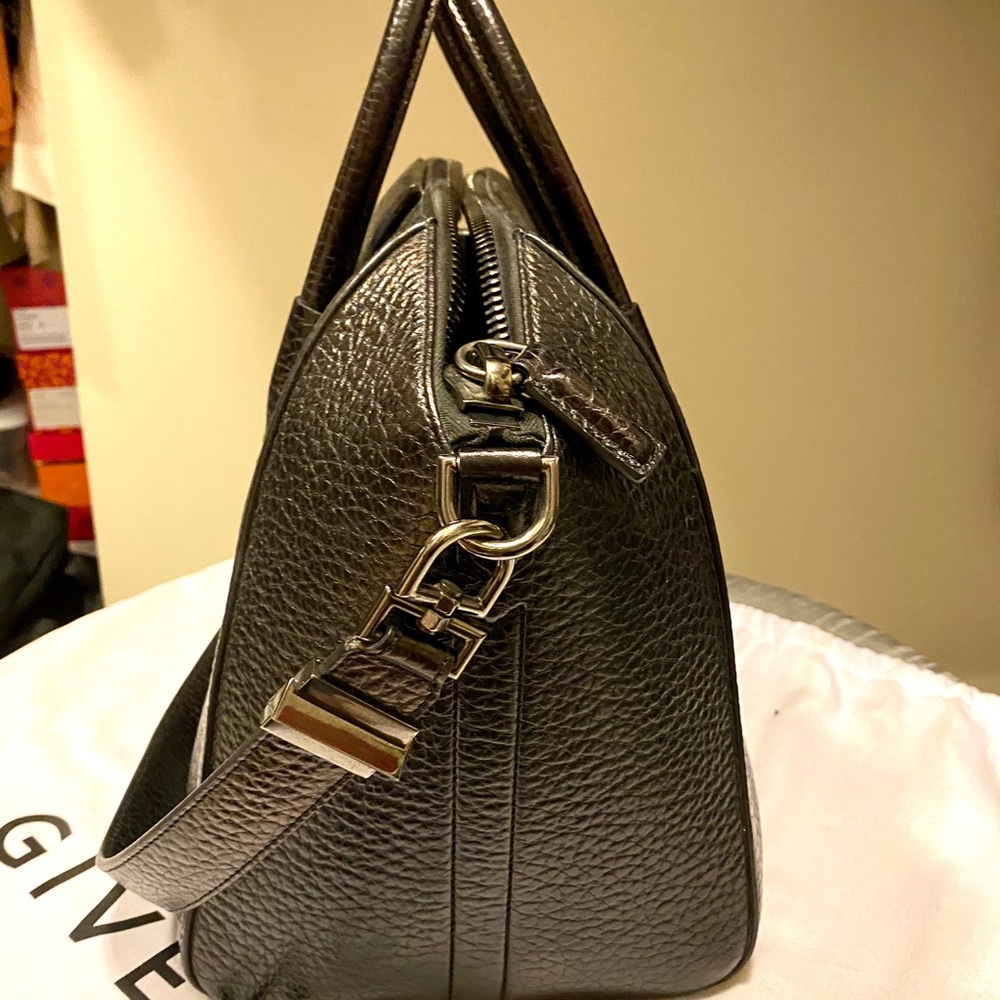 Authentic Rare Givenchy Antigona Bag, Medium - Picture 4 of 16